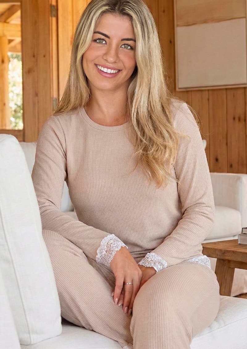 Detalle puntilla conjunto pijama Gea morley primer plano - Marcela Koury