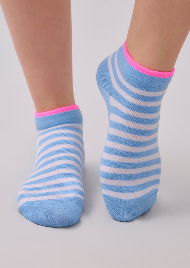 Soquetes Power Stripes styling urbano casual en uso con zapatillas - Marcela Koury