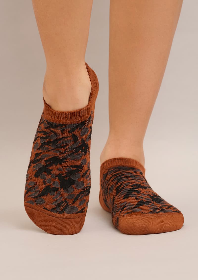 Medias invisible Savage caramelo combinadas con zapatillas urbanas - Make You