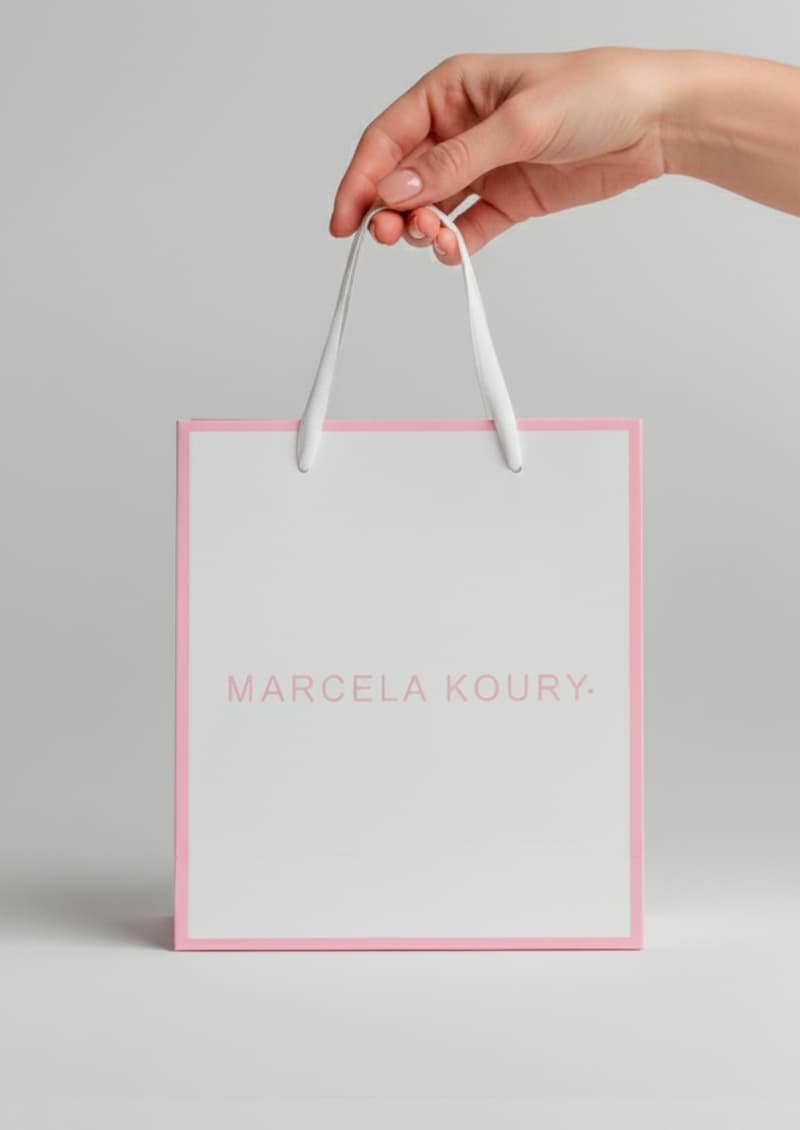 Bolsa cartulina blanca 23x20x10 vista lateral completa packaging - Marcela Koury